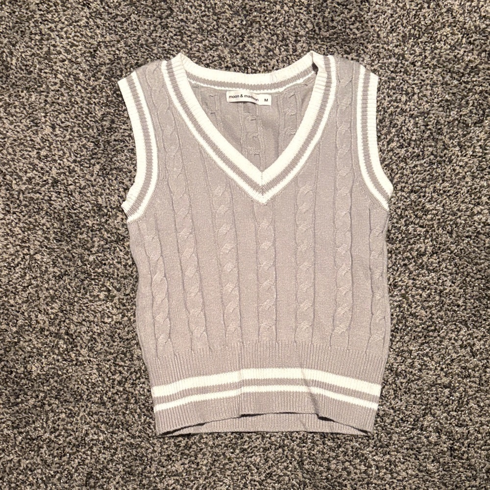 Moon & Madison Light Gray Knit Vest